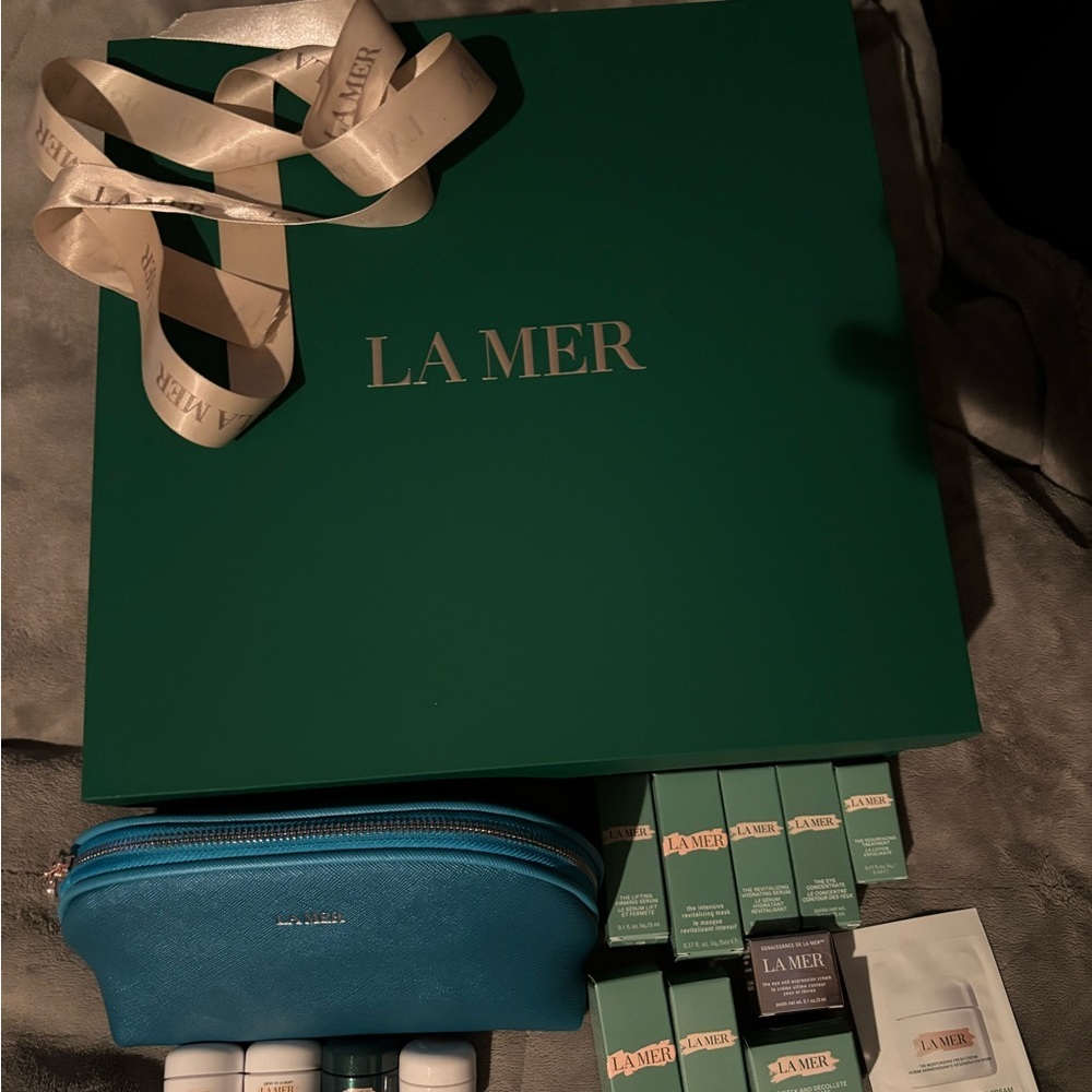 La Mer Skincare Collection with Teal Bag